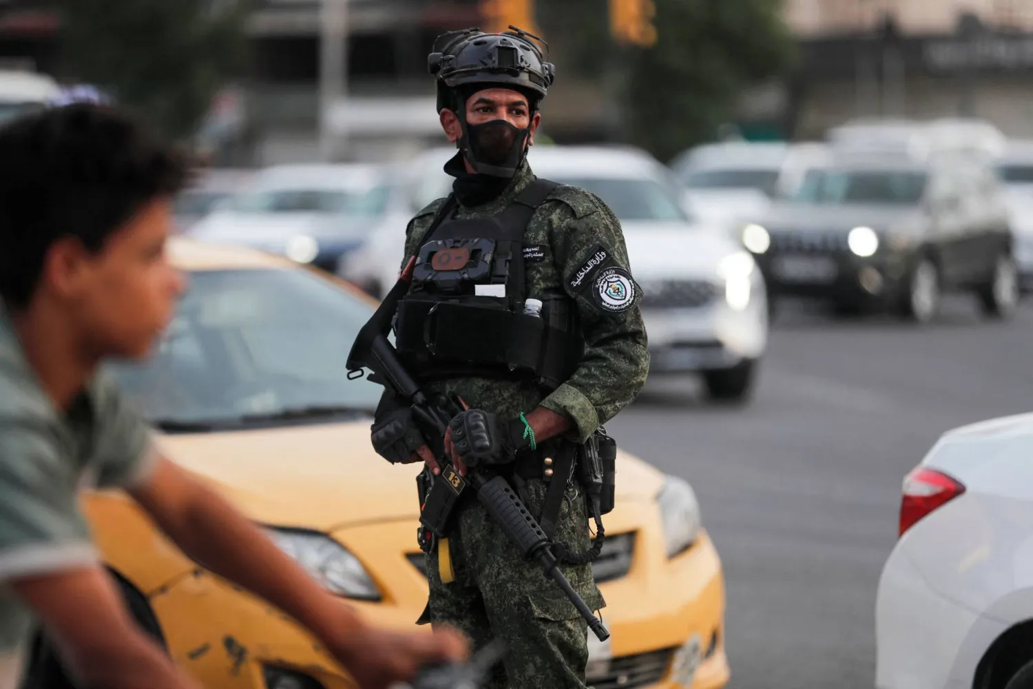 القوات الأمنية العراقية خففت إجراءات الحماية في محيط السفارة الأميركية في بغداد (أ.ف.ب)