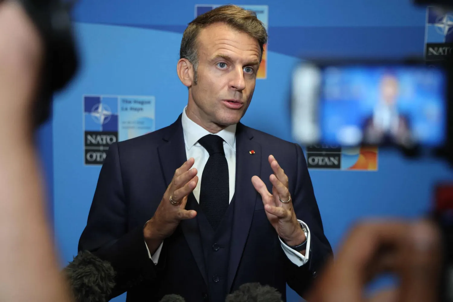 الرئيس الفرنسي إيمانويل ماكرون يتحدث إلى وسائل الإعلام خلال قمة حلف شمال الأطلسي في لاهاي (أ.ف.ب)