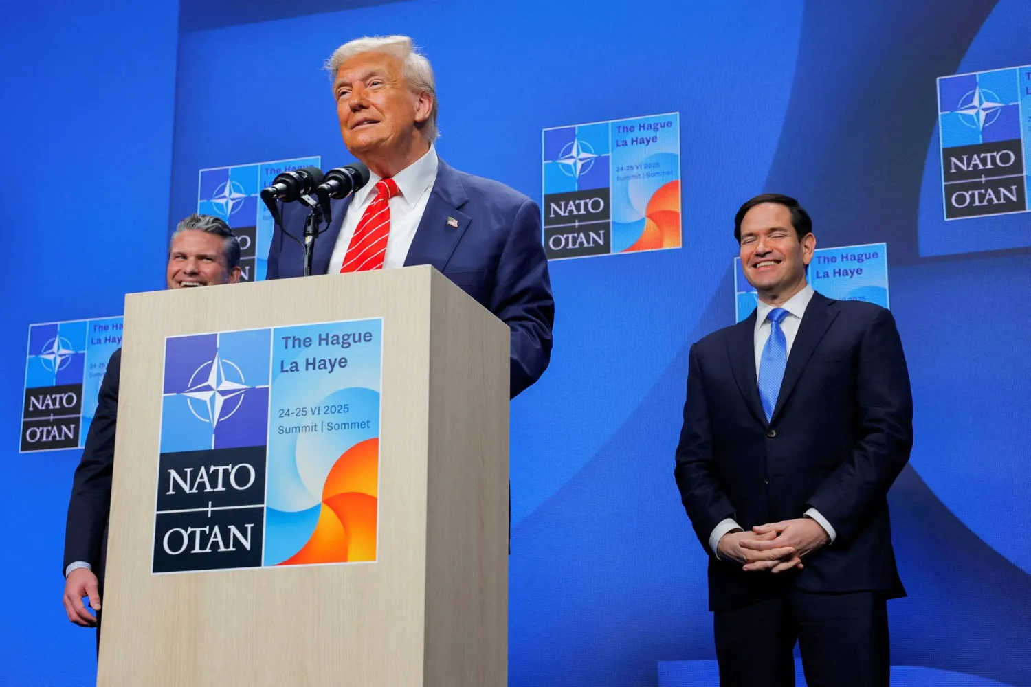 ترمب خلال مؤتمر صحافي في لاهاي الأربعاء ويبدو وراءه وزيرا الخارجية والدفاع الأميركيين (رويترز)