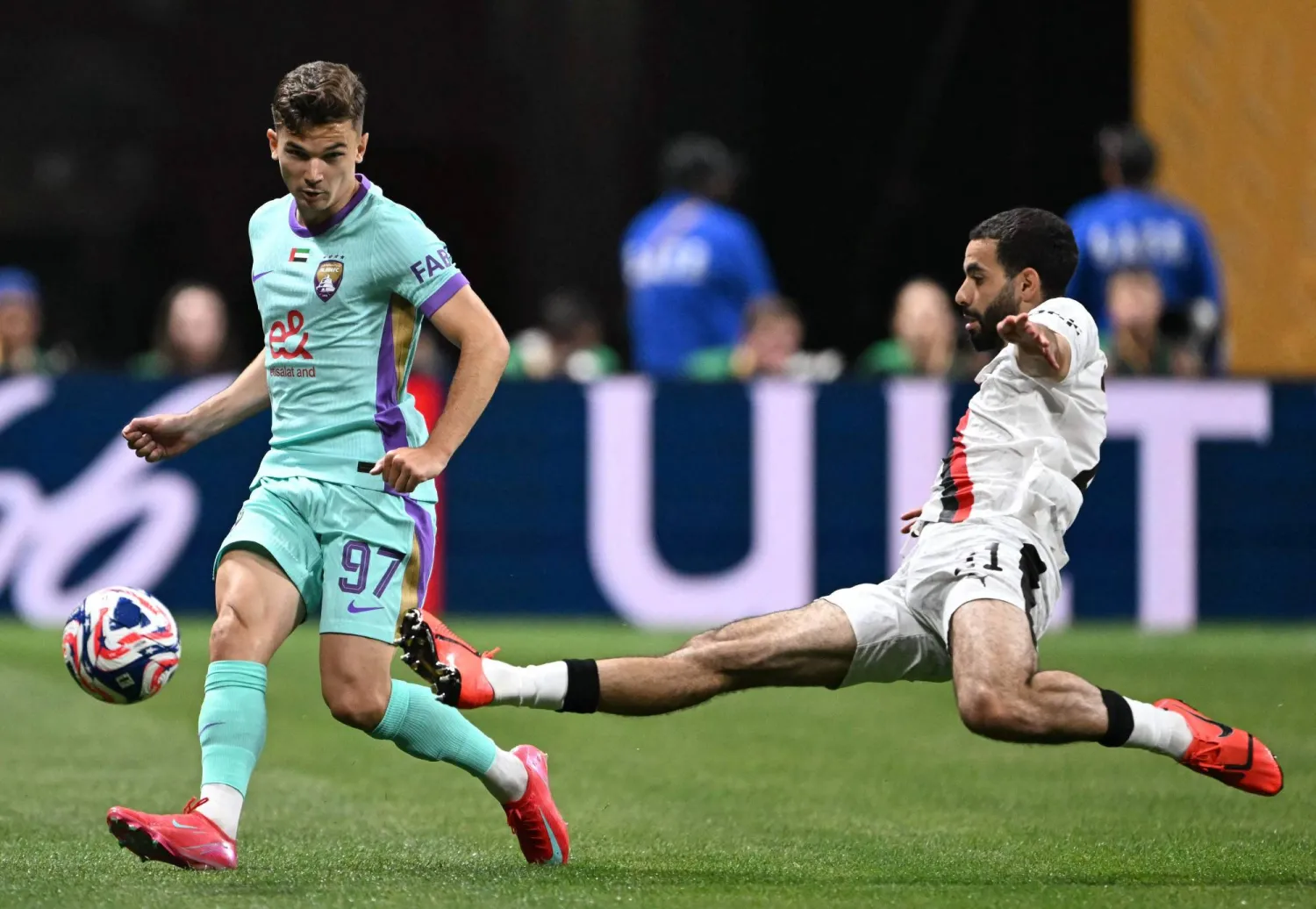 لعب آيت نوري الظهير الأيسر الجديد لسيتي  دوراً حاسماً في فوز فريقه بسداسية نظيفة على العين (أ.ب)