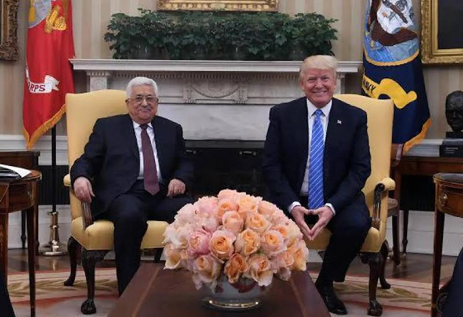 الرئيس الفلسطيني محمود عباس والرئيس الأميركي المنتخب دونالد ترمب خلال لقاء سابق في البيت الأبيض عام 2017 (صفحة الرئيس الفلسطيني عبر «فيسبوك»)