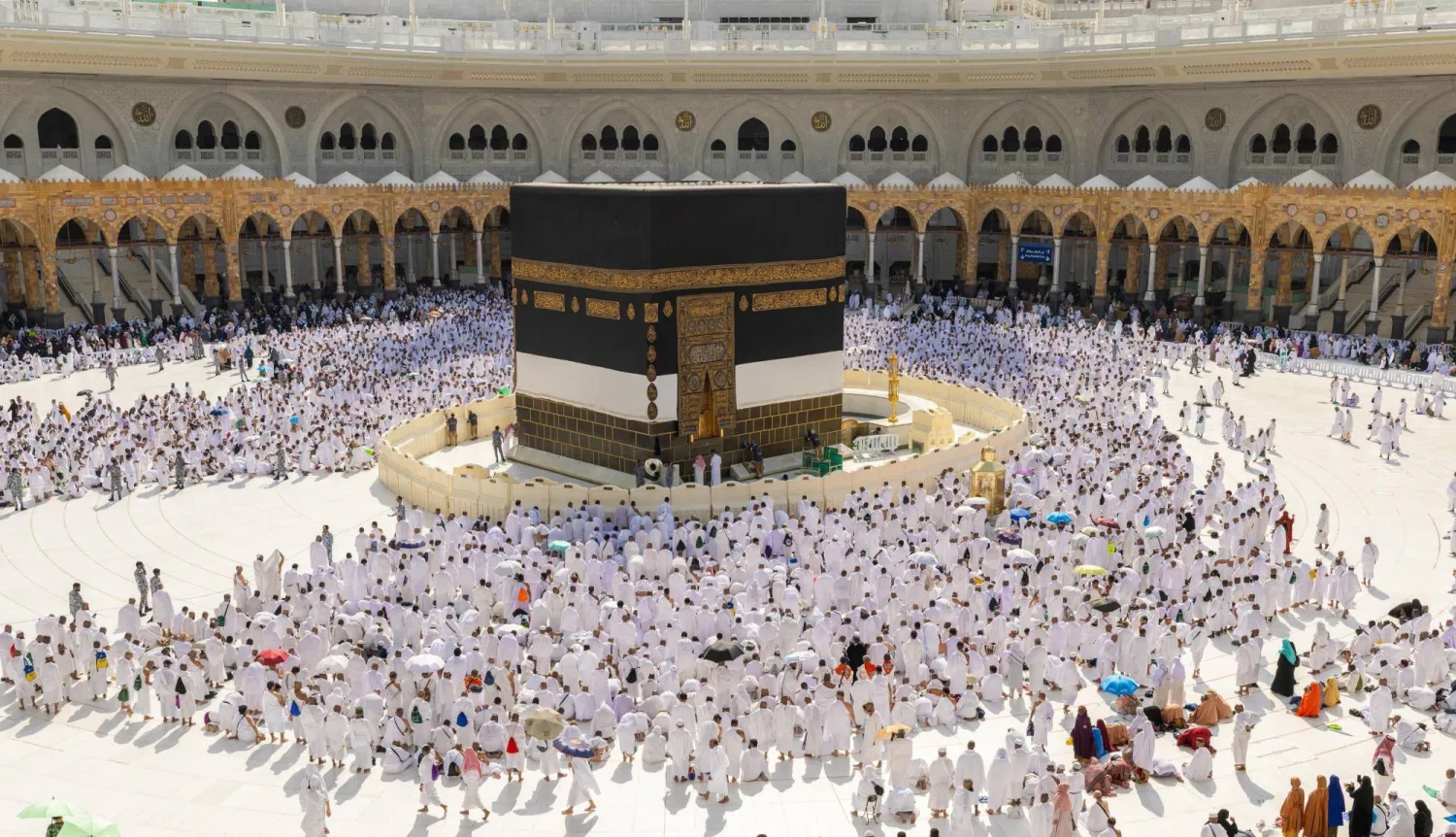 ‏في كل عام يشهد المسلمون حدثاً مهيباً يجسد عناية المملكة بالكعبة المشرفة وكسوتها الجديدة استمراراً لإرث تاريخي يمتد لـ100 عام (هيئة العناية بشؤون الحرمين)