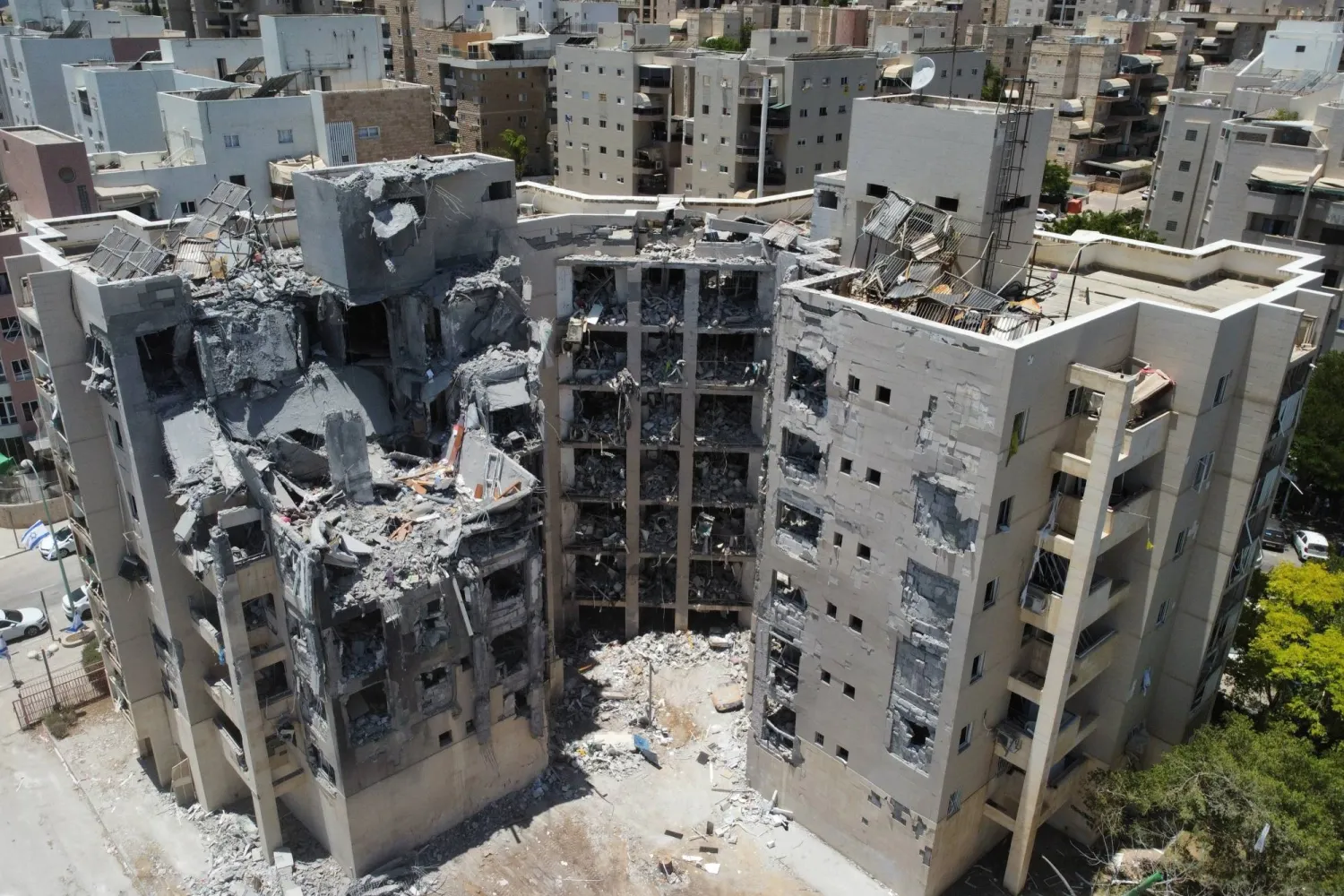 مبانٍ متضررة في موقع هجوم صاروخي إيراني أصاب منطقة سكنية في بئر السبع جنوب إسرائيل (إ.ب.أ)