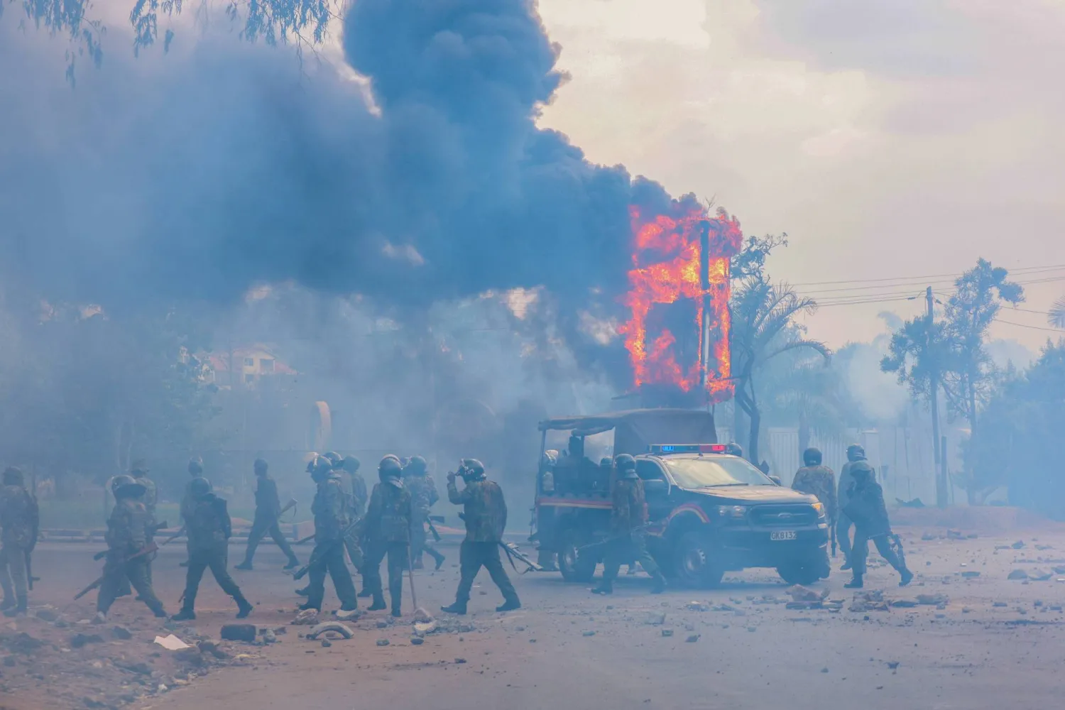 شرطة مكافحة الشغب في كينيا تظهر بعدما أشعل المتظاهرون النار خلال احتجاج في نيروبي (إ.ب.أ)