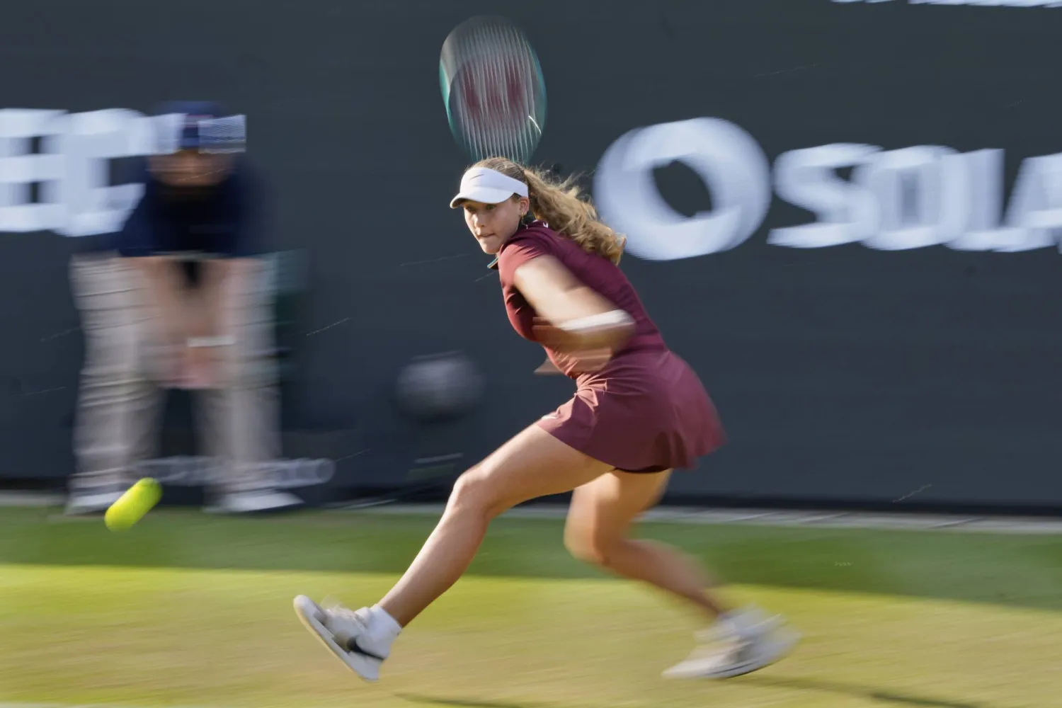 ميرا أندرييفا تتألق في باد هومبورغ (أ.ب)