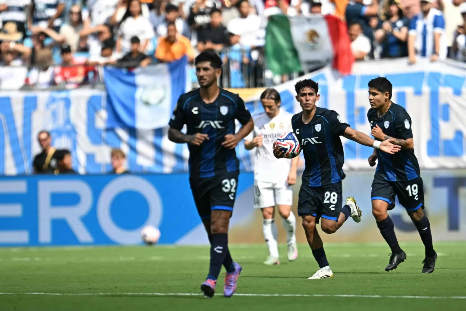 خسر باتشوكا مباراتيه في البطولة أمام سالزبورغ ومدريد (أ.ف.ب) 