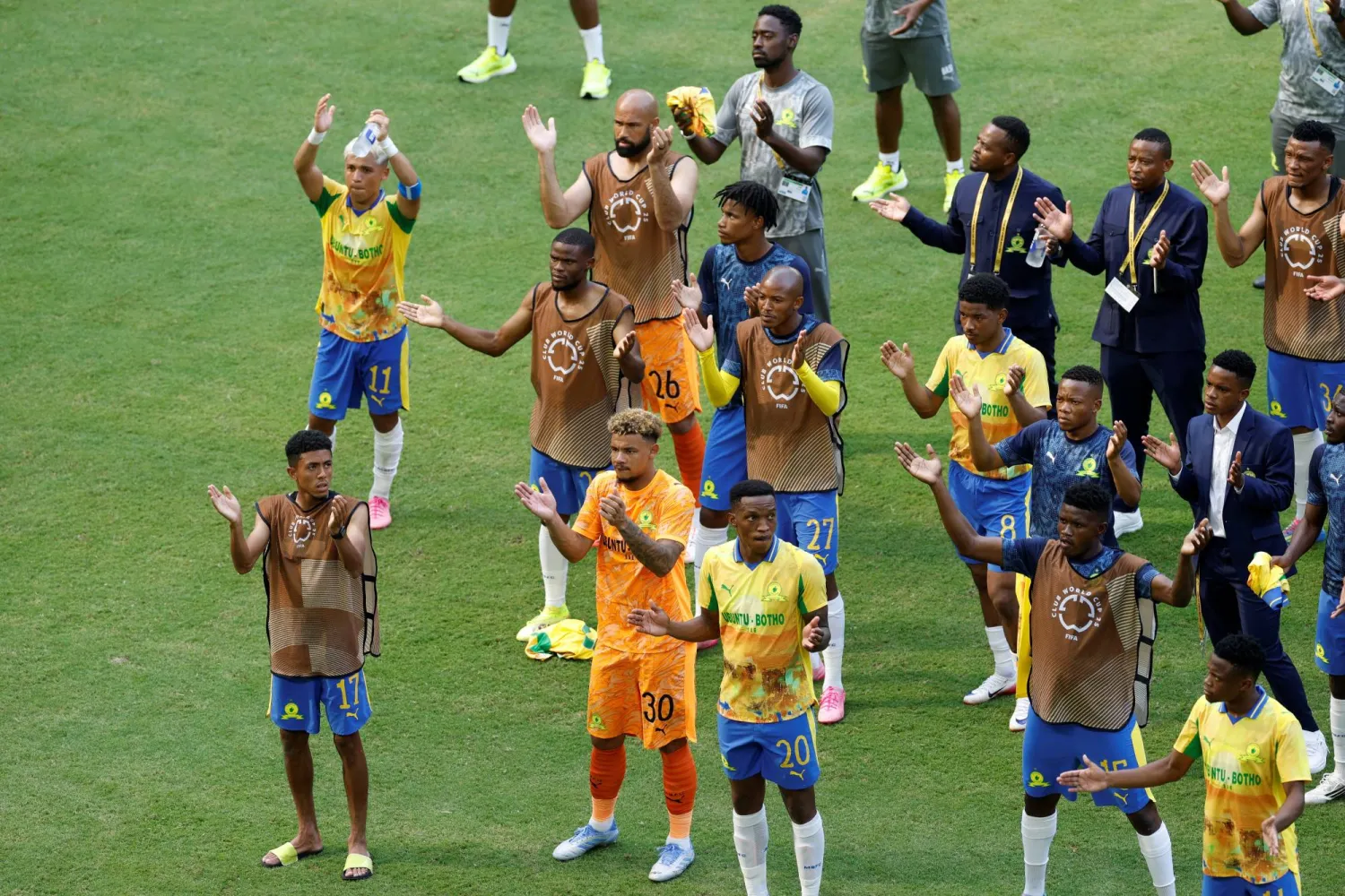 لاعبو صن داونز يحييون جماهيرهم بعد الوداع (رويترز) 