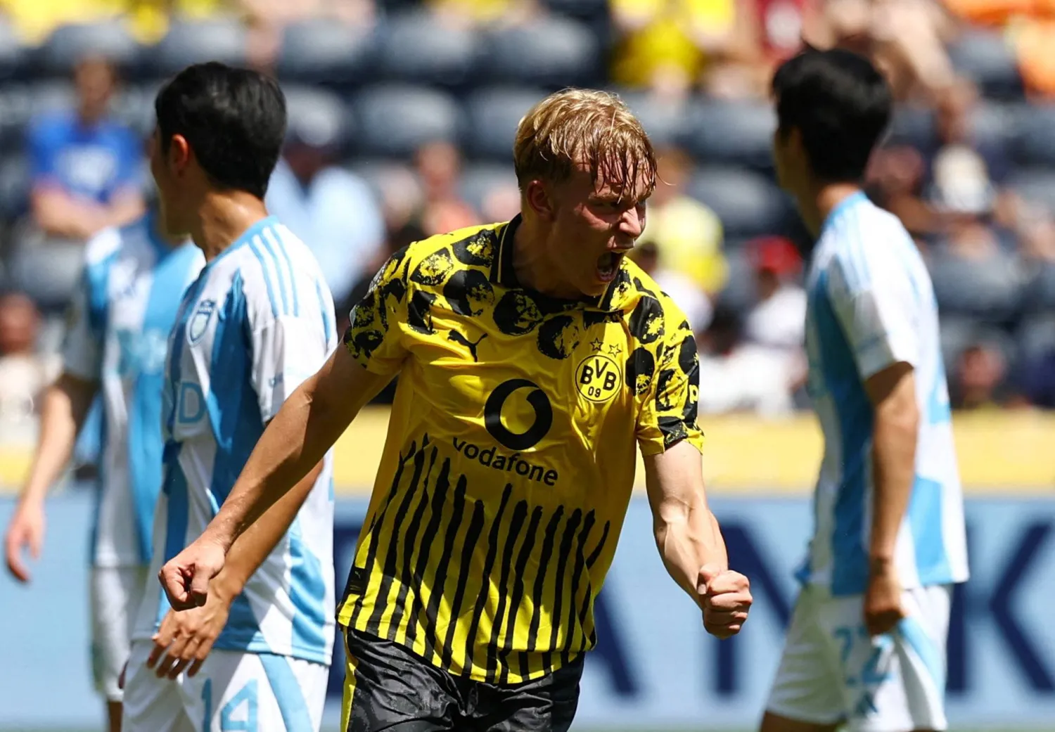 مدافع دورتموند يحتفل بهدفه في شباك أولسان هيونداي الكوري الجنوبي (رويترز) 