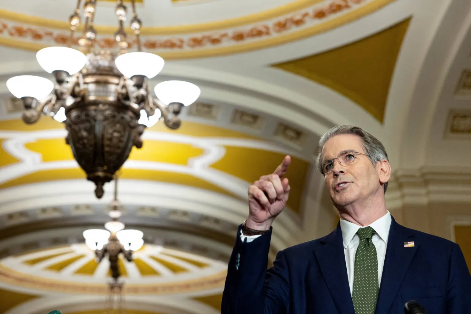 وزير الخزانة الأميركي خلال مؤتمر صحافي في مبنى الكابيتول (رويترز)