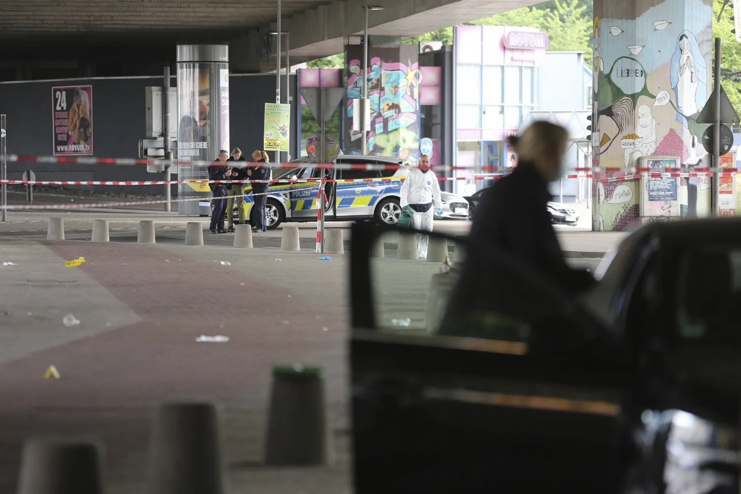 رجال الشرطة والمحققون الجنائيون موجودون في مكان الحادث بعد هجوم في مدينة بيليفيلد غربي ألمانيا الأحد 18 مايو 2025 (أ.ب)