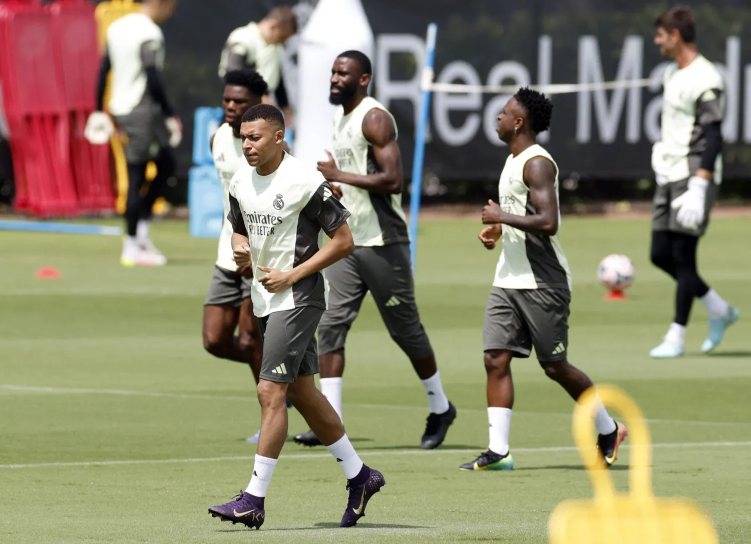 مبابي يشارك في التدريبات لكنه لم يجهز بعد (رويترز)