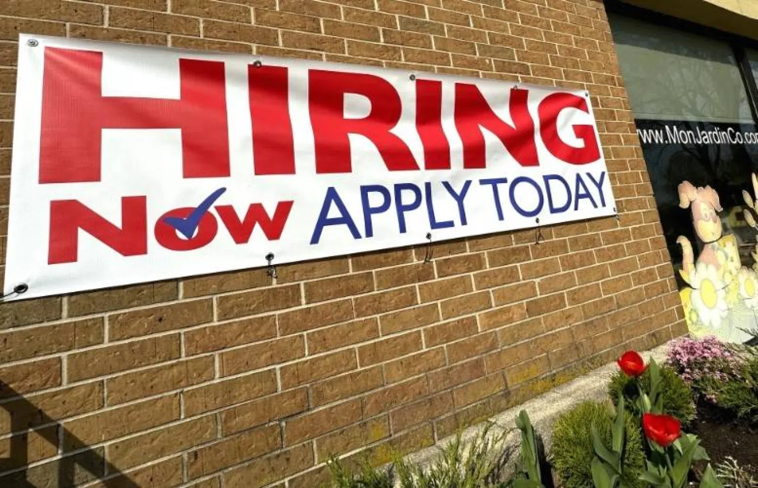 لافتة توظيف في «ريفر وودز» بولاية إلينوي (أ.ب)