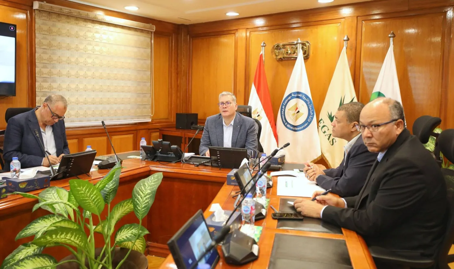 وزير البترول والثروة المعدنية خلال متابعته من مركز التحكم الرئيس في القاهرة الجديدة سير عمليات الضخ (الوزارة)