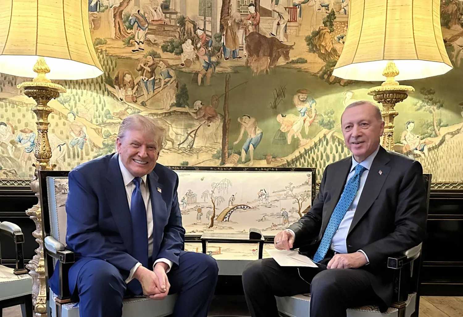 الرئيس التركي رجب طيب إردوغان (يمين) والرئيس الأميركي دونالد ترمب خلال اجتماع على هامش قمة حلف شمال الأطلسي في لاهاي (أ.ف.ب)