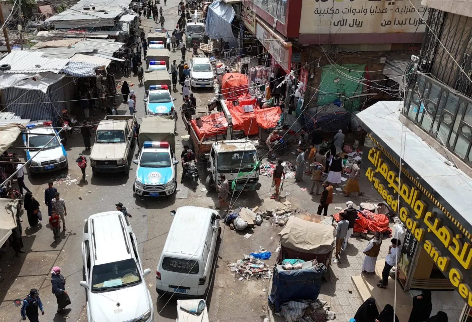 ملاك أسواق وباعة في صنعاء يتعرَّضون للابتزاز من قبل مسلحين حوثيين (إكس)