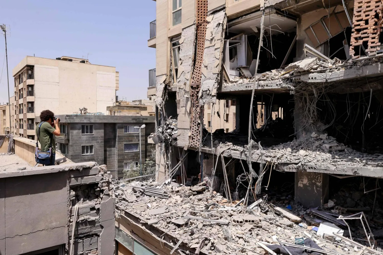 مبنى سكني تعرض لقصف إسرائيلي في طهران (أ.ف.ب)