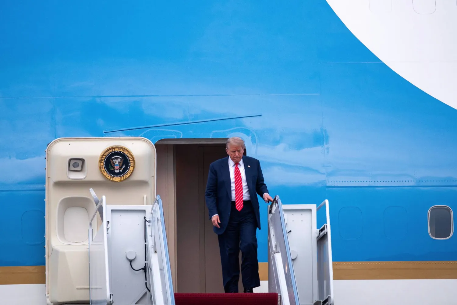 الرئيس دونالد ترمب الأربعاء عند وصوله على متن طائرة الرئاسة الأميركية إلى قاعدة أندروز المشتركة في ماريلاند (أ.ب)