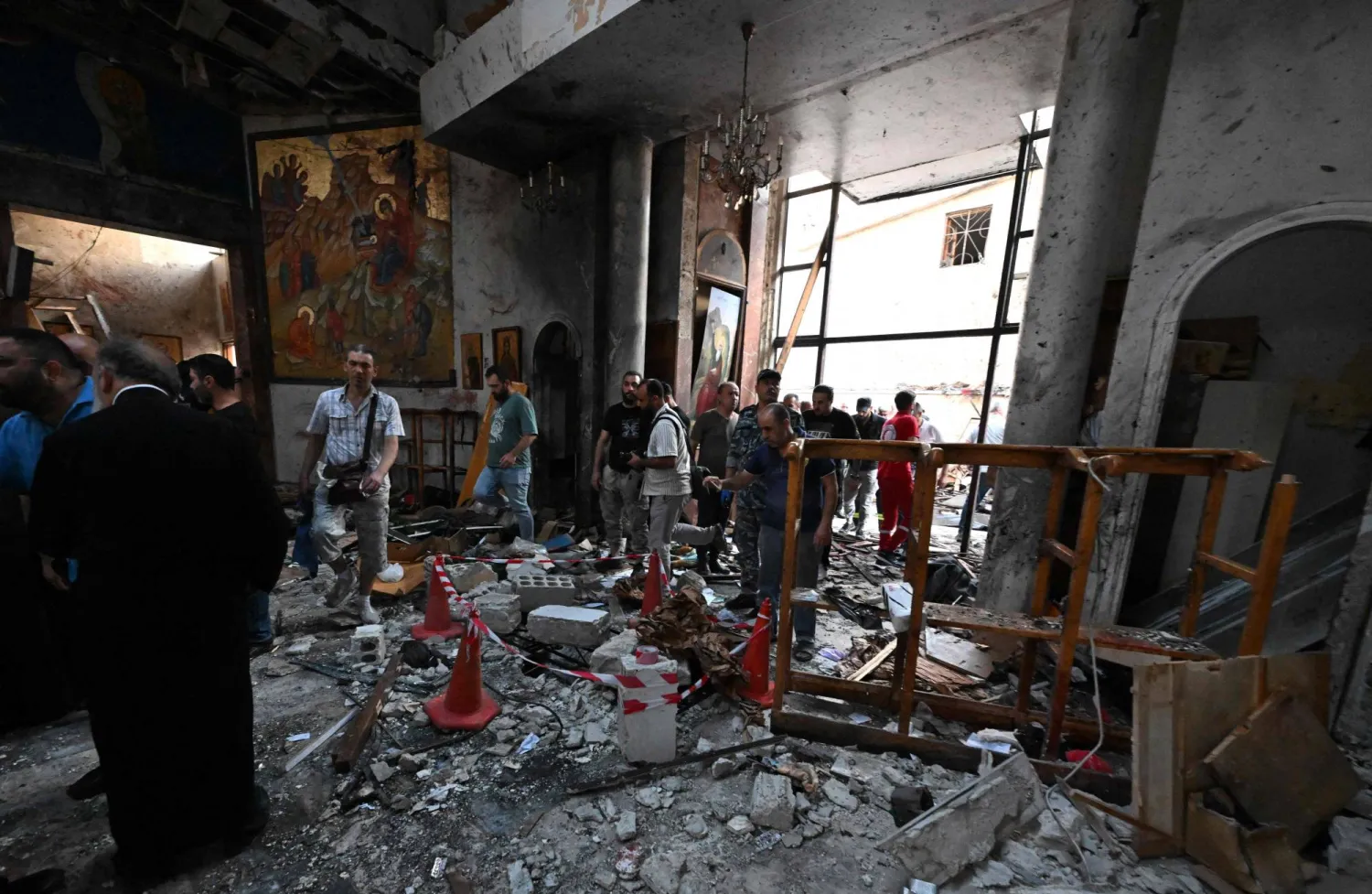 جانب من الدمار في «كنيسة مار إلياس» في دمشق بعد هجوم «داعش» الإرهابي (أ.ف.ب)