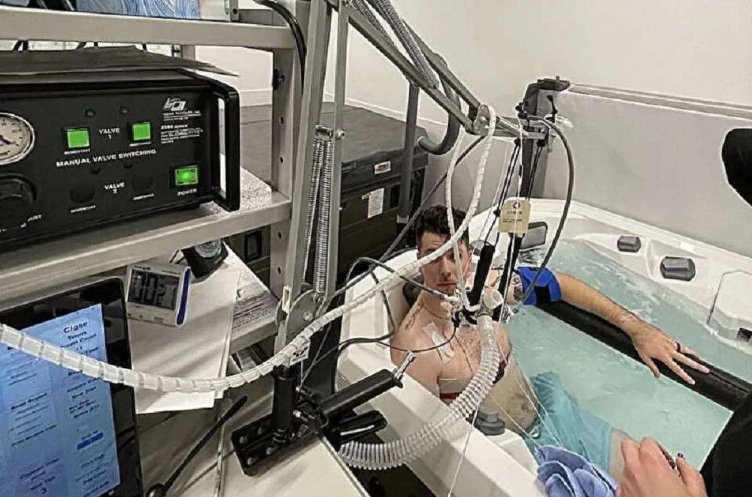 الباحثون رصدوا التأثيرات الفسيولوجية للانغماس في الماء الساخن مع الجلوس في الساونا (جامعة أوريغون)