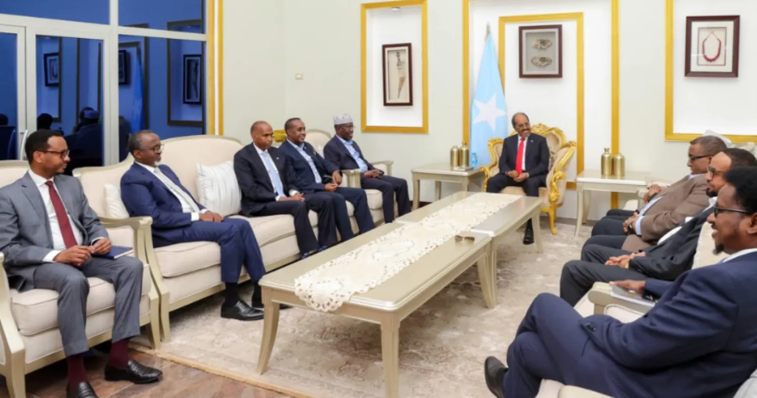 الرئيس الصومالي يلتقي مسؤولين سابقين شغلوا مناصب قيادية مختلفة بالبلاد في إطار المشاورات الوطنية (وكالة الأنباء الصومالية)