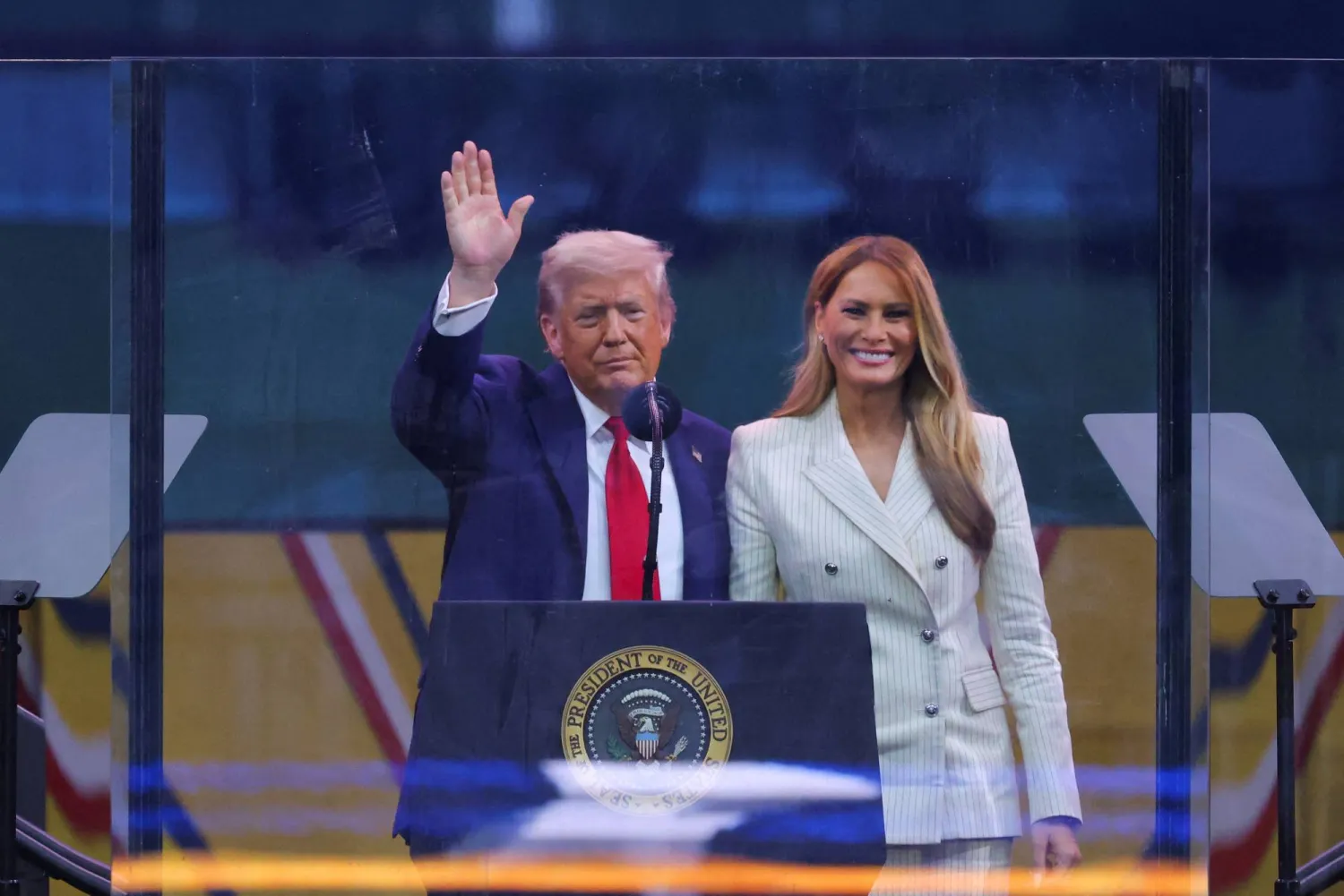 الرئيس الأميركي دونالد ترمب وزوجته ميلانيا خلال العرض العسكري (رويترز)