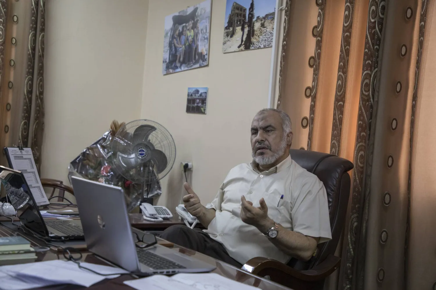 القيادي في حركة «حماس» غازي حمد في مدينة غزة مايو 2021 (غيتي)