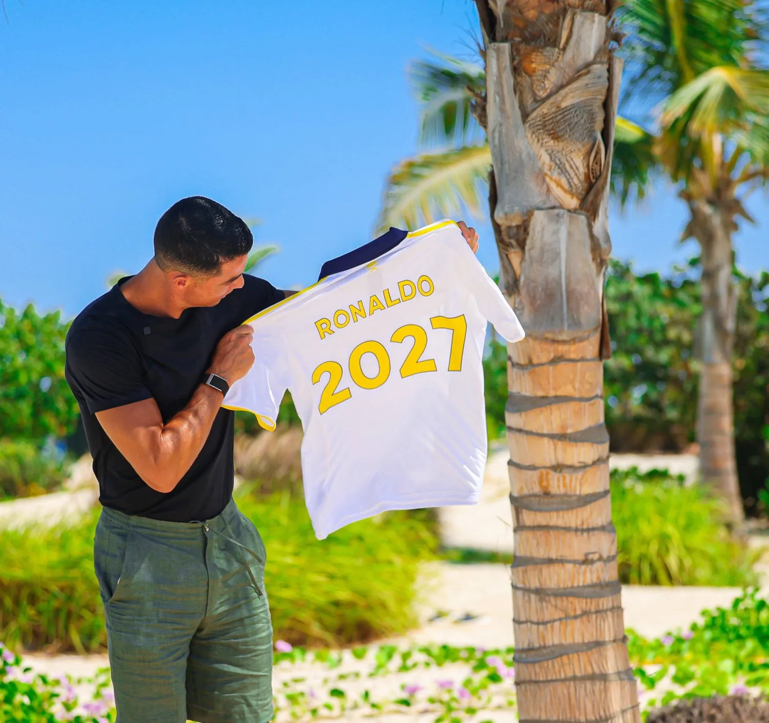 رونالدو حاملاً قميص النصر الذي مدد له حتى 2027 (نادي النصر)