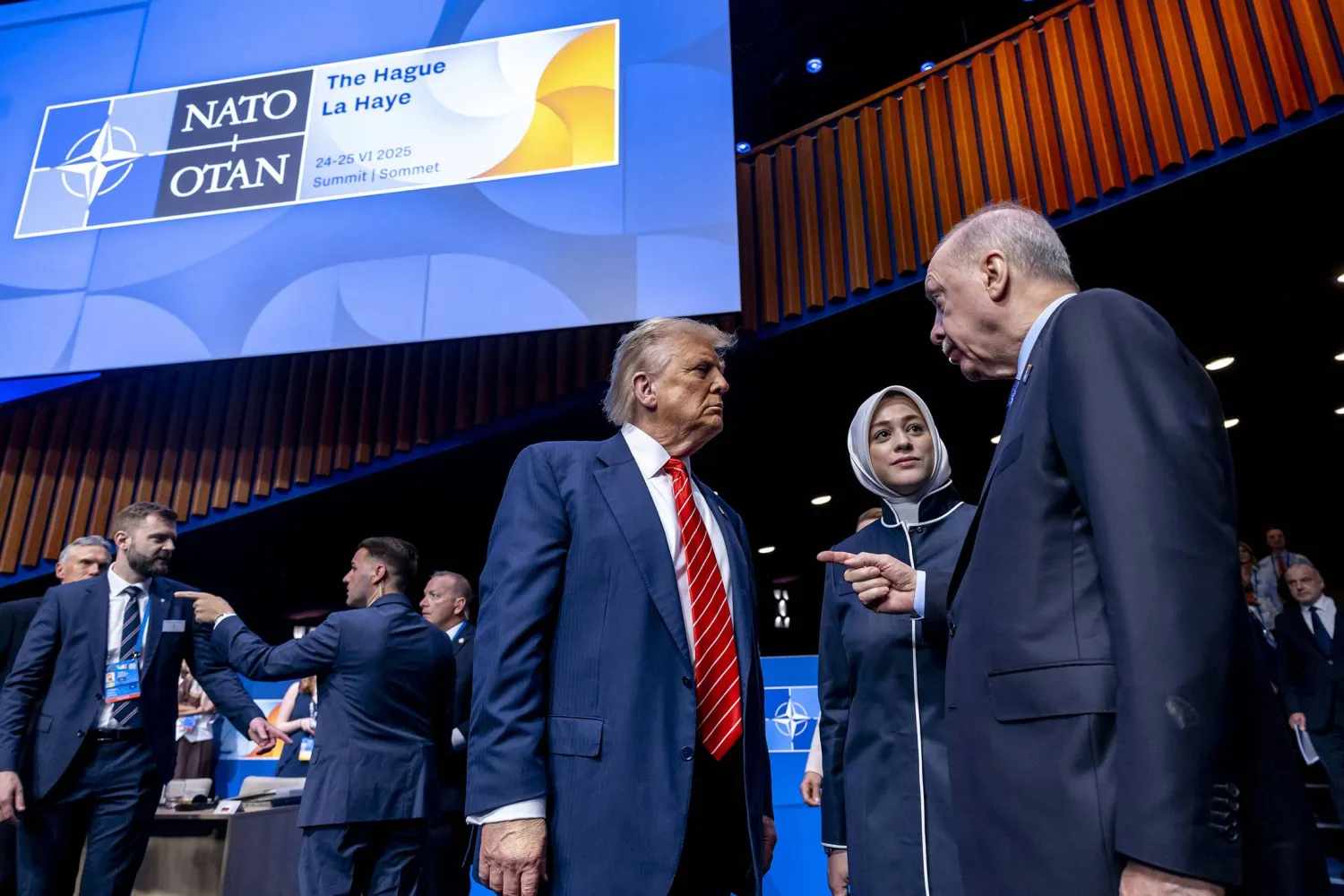 الرئيس الأميركي دونالد ترمب والرئيس التركي رجب طيب إردوغان يتحدثان معاً قبل قمة «الناتو» في لاهاي (د.ب.أ)