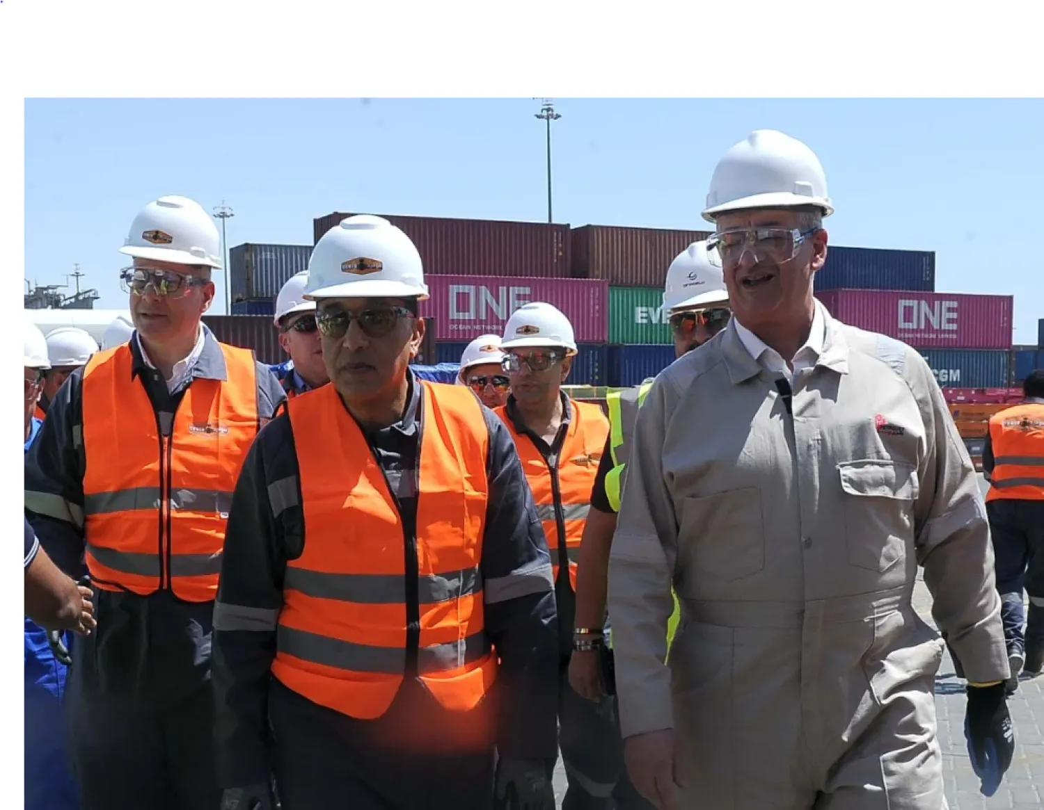 رئيس الوزراء المصري خلال تفقده سفينة تغويز في ميناء السخنة السبت الماضي (مجلس الوزراء المصري)
