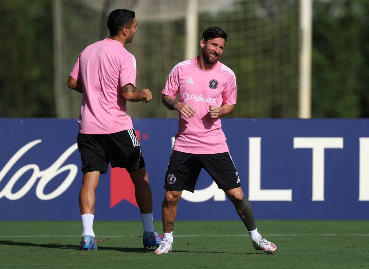 ميسي مع سواريز في تدريبات ميامي (رويترز)