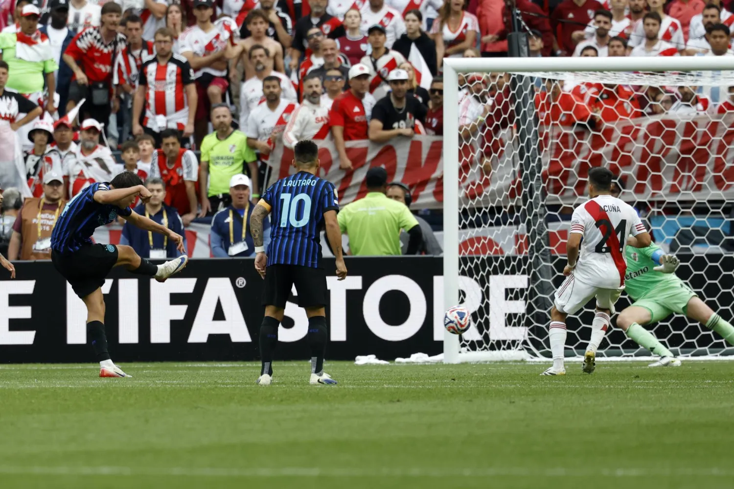 إسبوزيتو لاعب إنتر ميلان (يسار) يسجل هدف فريقه الأول في مرمى ريفر بليت (ا ب ا)