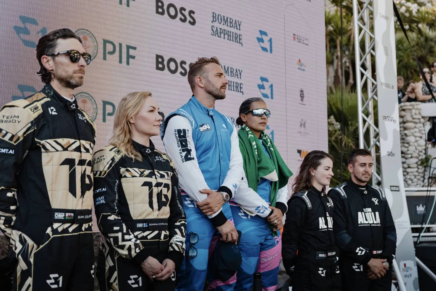 مشاعل ومساعدها الاسباني داني كلوز على منصة التتويج (الشرق الأوسط)