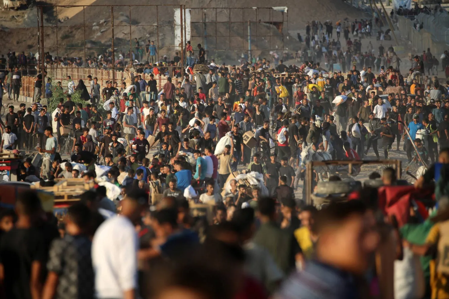 فلسطينيون يتجمعون أمام نقطة توزيع لـ«مؤسسة غزة الإنسانية» قرب مخيم النصيرات في قطاع غزة (أ.ف.ب) 