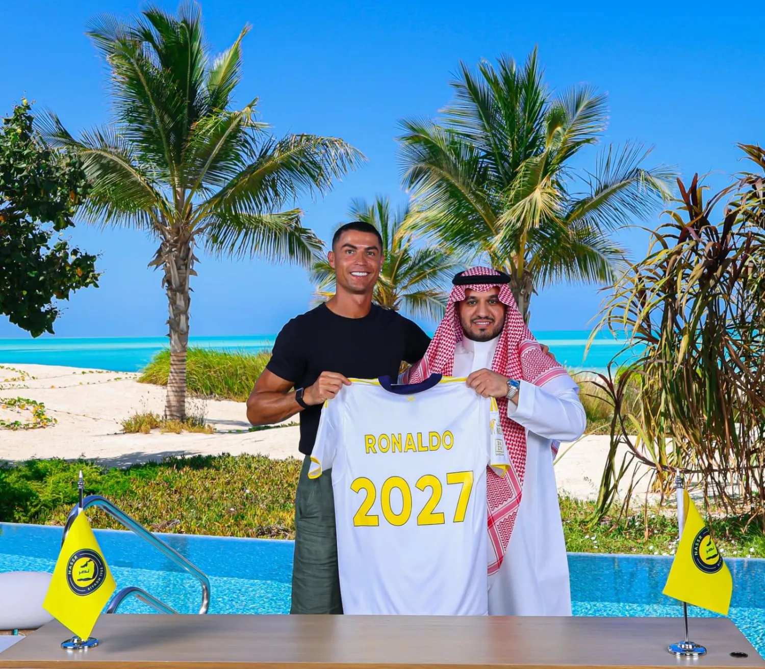 رونالدو وعبدالله الماجد رئيس النادي يحملان قميص النصر عقب توقيع العقد (نادي النصر)
