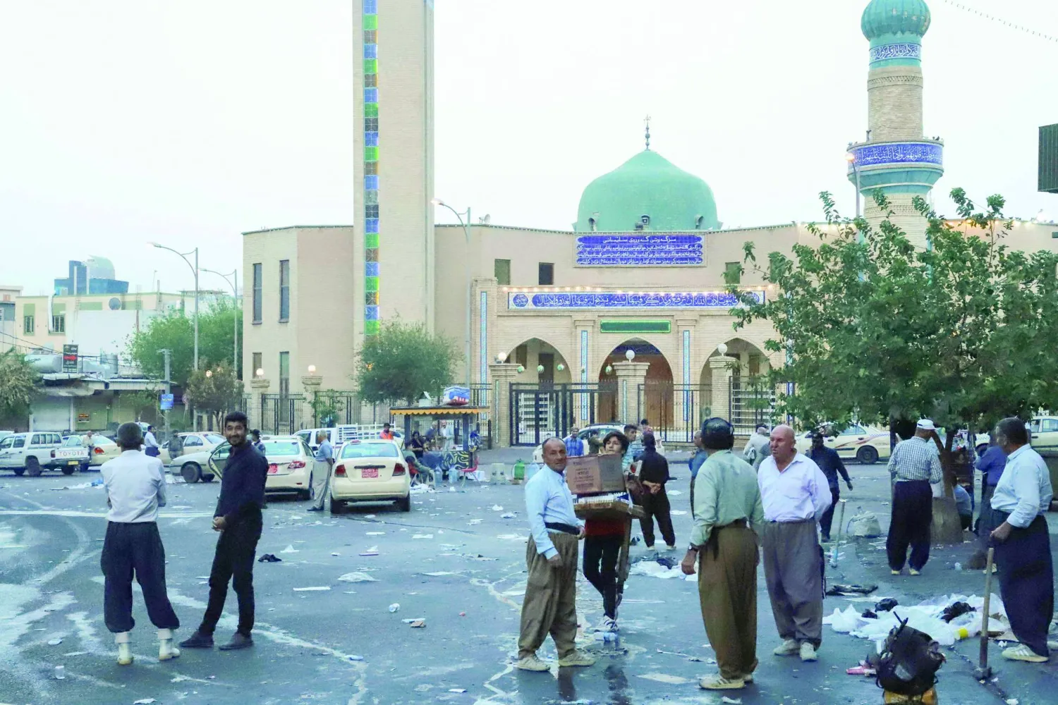 
باعة جوالون في محيط جامع السليمانية الكبير بإقليم كردستان العراق (أ.ف.ب)