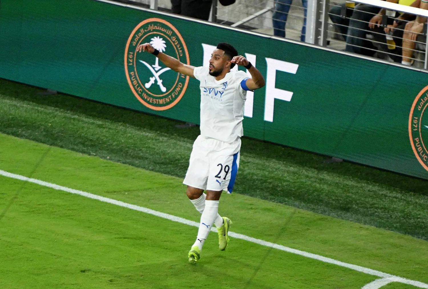 يواصل سالم الدوسري نجوميته في المباريات الكبرى (رويترز) 