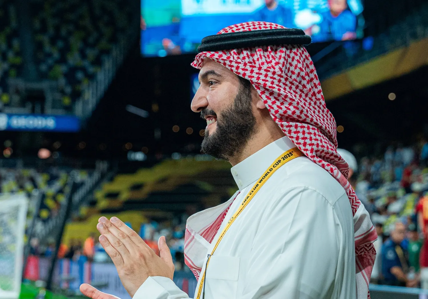 فهد بن نافل يحيي لاعبي الفريق بعد التأهل إلى دور الـ16 (نادي الهلال) 