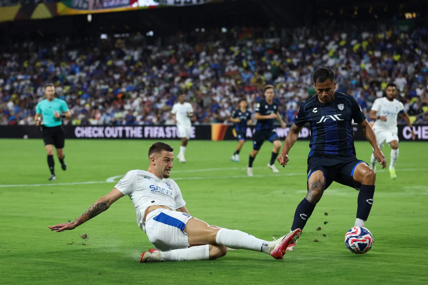 ضرب الهلال موعداً مع مانشستر سيتي الثلاثاء المقبل (أ.ف.ب)