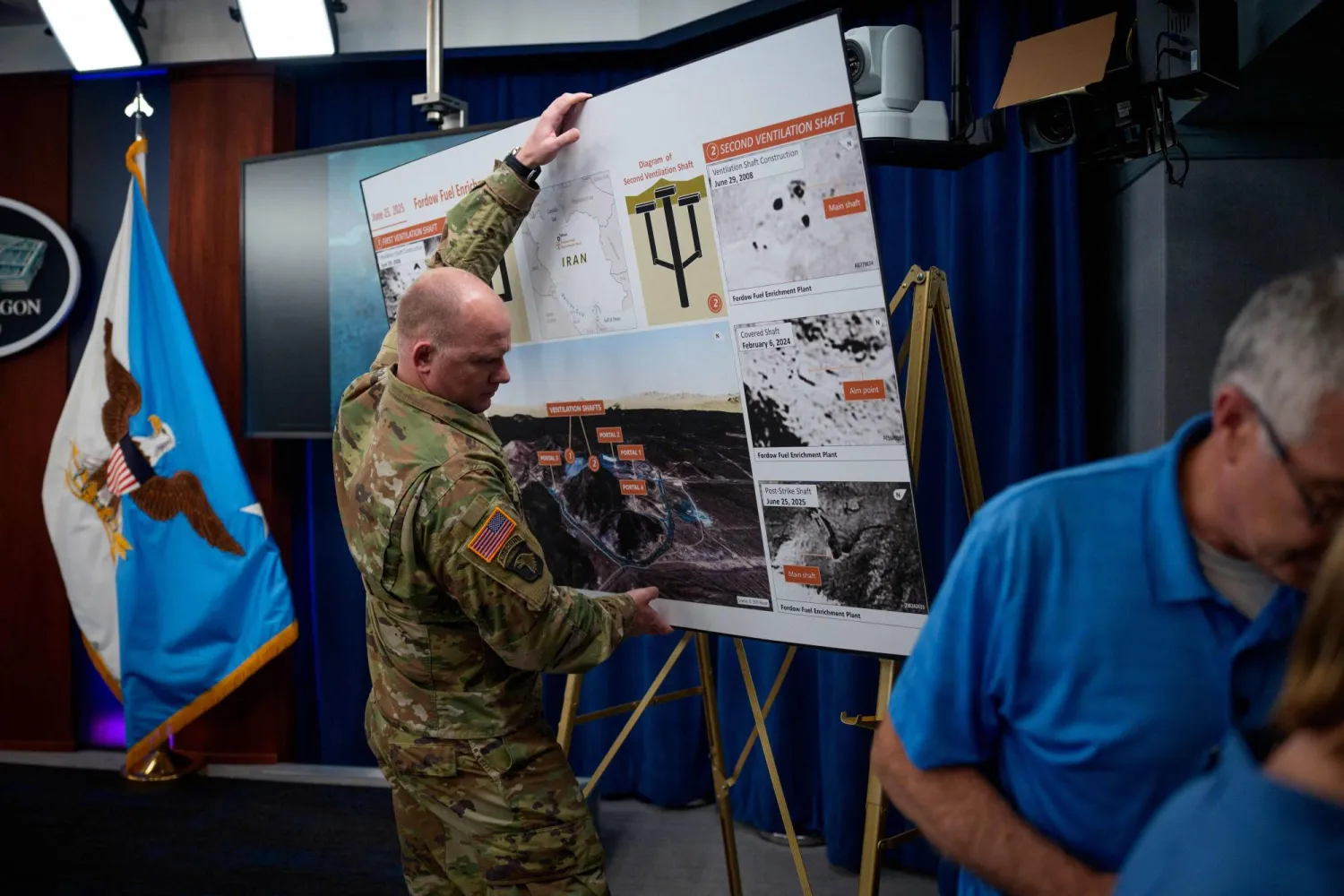 ملصق يعرض تفاصيل ترتبط بمنشأة فوردو لتخصيب الوقود في إيران (رويترز)