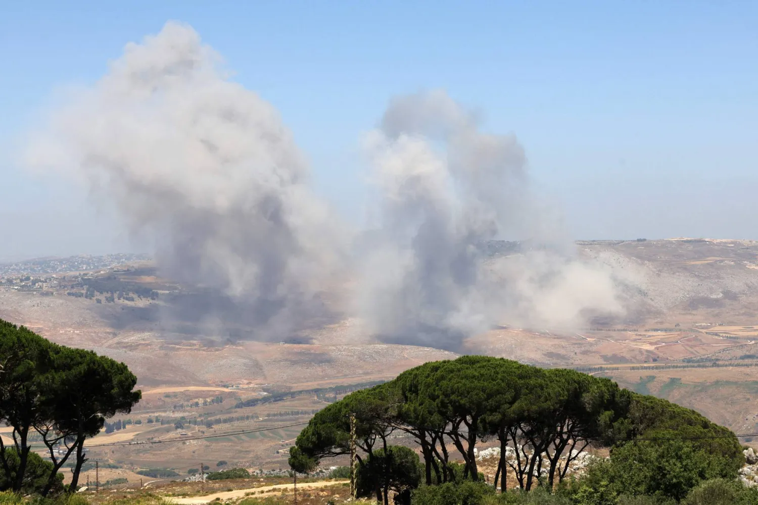 دخان يتصاعد بعد غارات جوية إسرائيلية قرب النبطية في جنوب لبنان (أ.ف.ب)