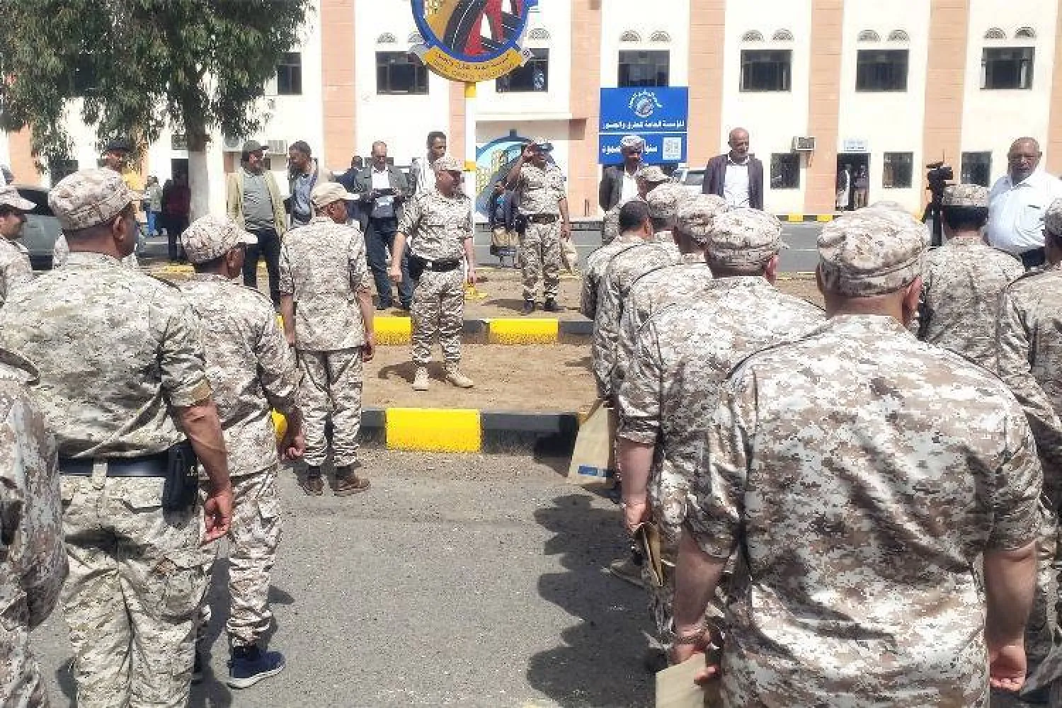 الحوثيون يكثفون حملات التجنيد في أوساط الموظفين الحكوميين (إكس)