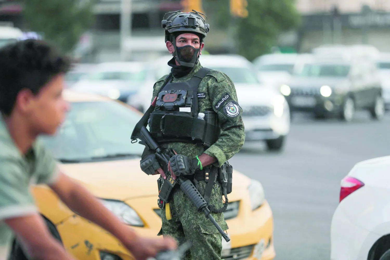 القوات الأمنية العراقية خففت إجراءات الحماية بمحيط السفارة الأميركية في بغداد (أ.ف.ب)