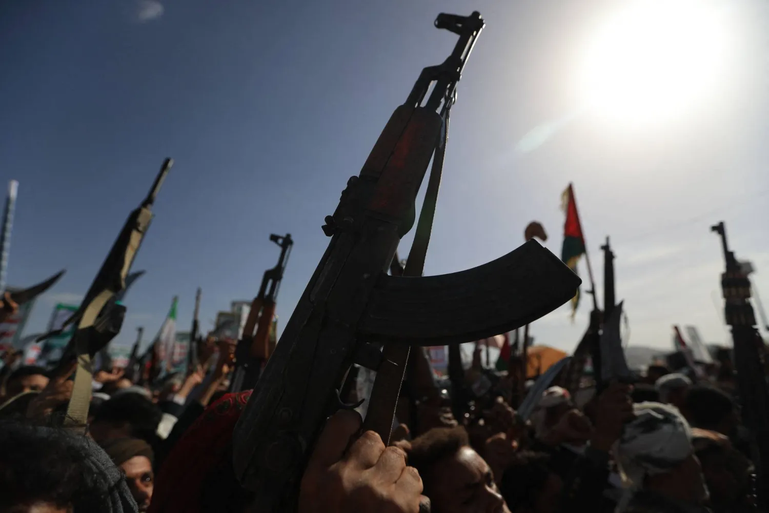 مسلحون حوثيون خلال حشد للجماعة في صنعاء (أ.ف.ب)