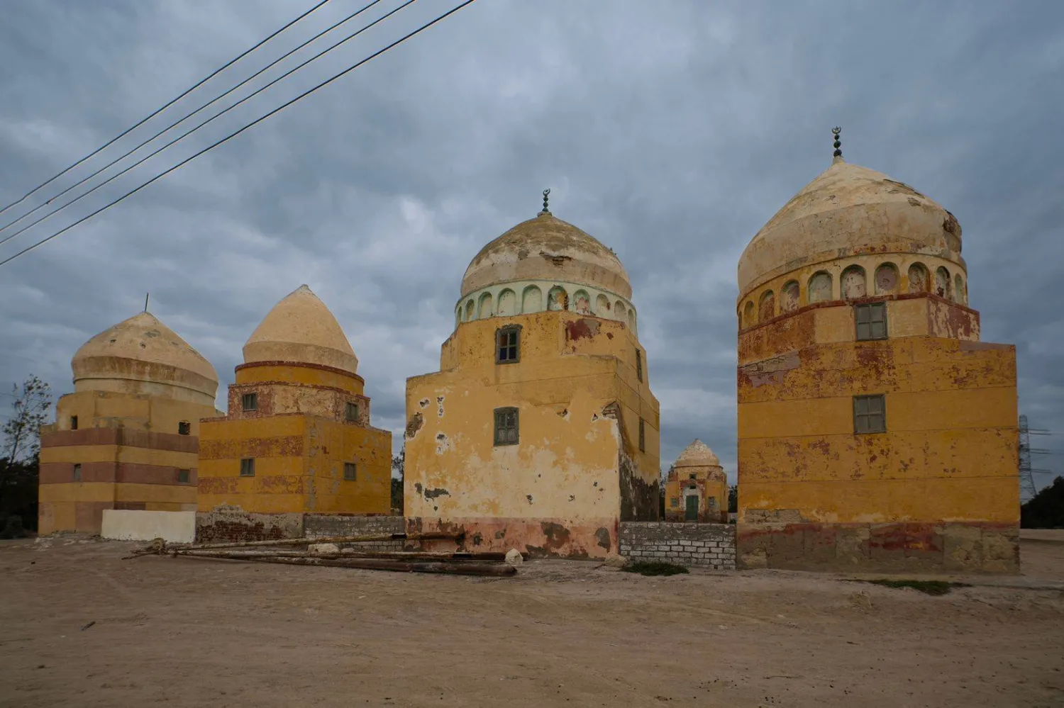 مقامات عائلة سيدي عمر أبو لطيعة بمنطقة «رأس الترعة» في البحيرة (تصوير: سمر بيومي)