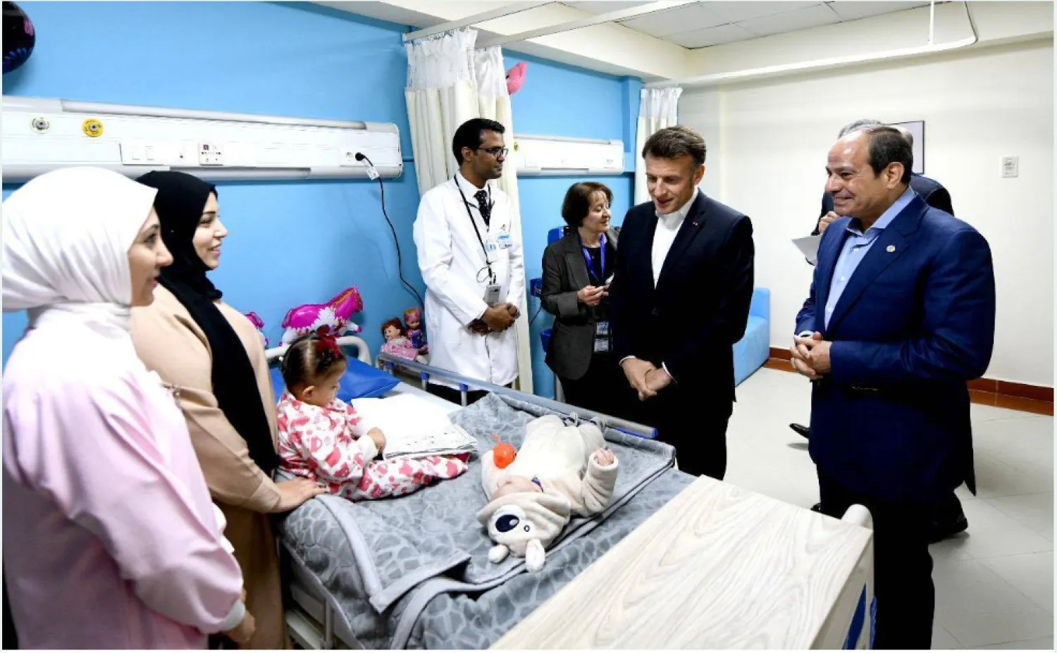 السيسي وماكرون في مستشفى العريش ولقاؤهما بعدد من الجرحى الفلسطينيين في أبريل الماضي (الرئاسة المصرية)