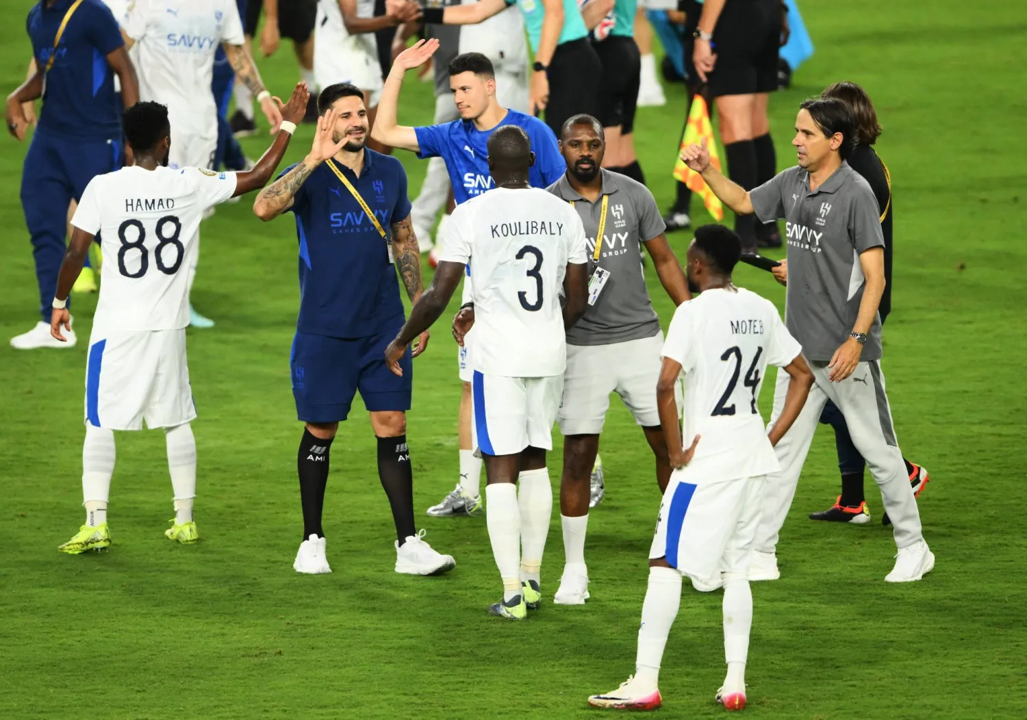 فرحة لاعبي الهلال بالفوز الثمين على باتشوكا (رويترز)