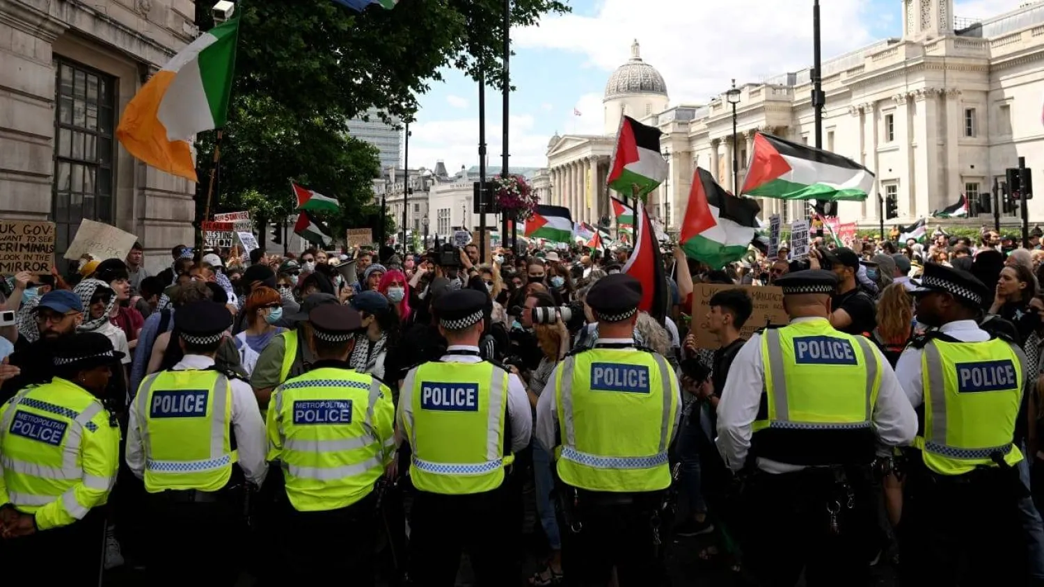 شرطة لندن تغلق شارعاً خلال احتجاج مؤيدين للفلسطينيين ضد خطة وزيرة الداخلية كوبر لحظر مجموعة «العمل الفلسطيني» 23 يونيو 2025 (رويترز)