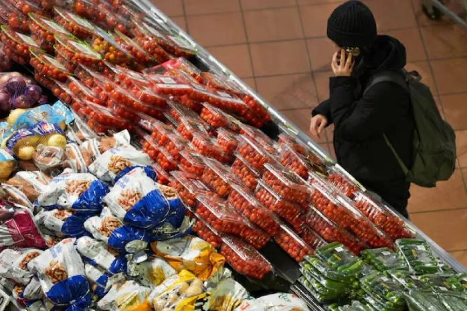 متسوق يتجوّل في متجر بقالة في تورونتو، أونتاريو (رويترز)