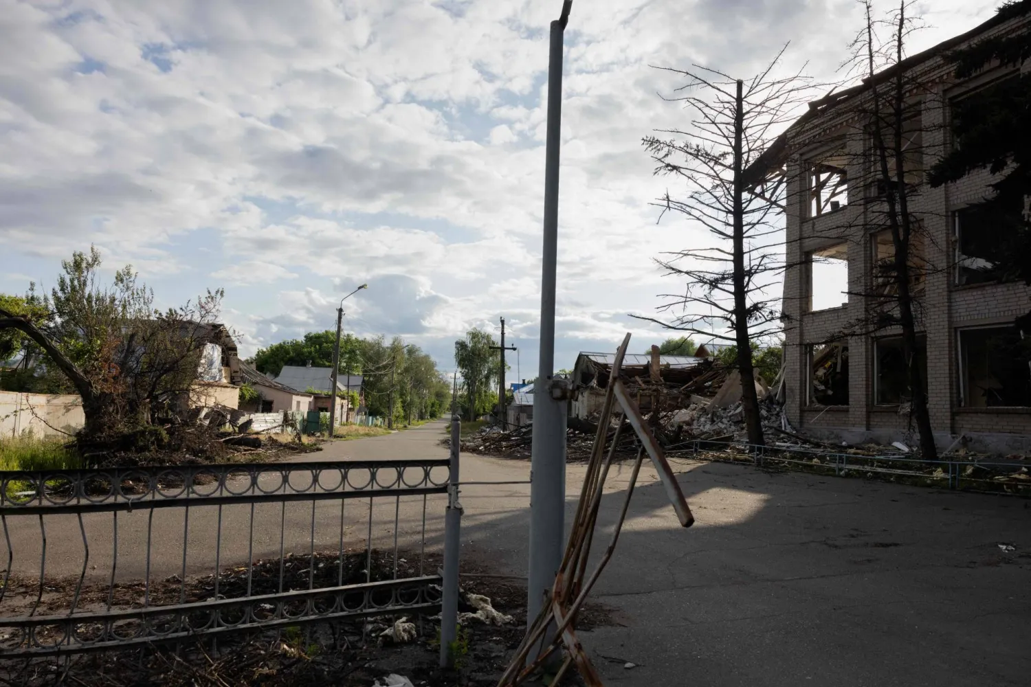 مدرسة مدمّرة في مدينة سيفاتوهيرسك بمنطقة دونيتسك (أ.ف.ب)