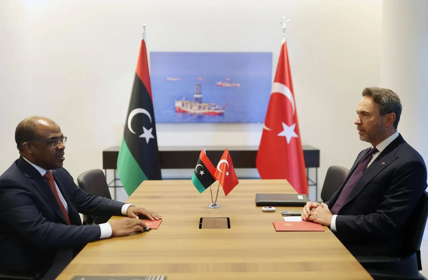 وزير النفط والغاز  في حكومة الدبيبة (يسار) يلتقي نظيره التركي (حكومة «الوحدة»)